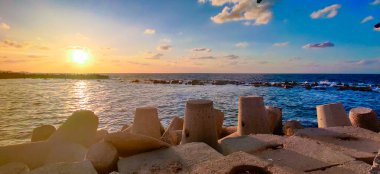 Gökyüzü kıyısı, İskenderiye 'de bulut ve kayalar