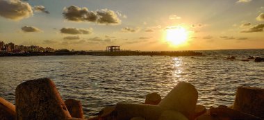 Gökyüzü kıyısı, İskenderiye 'de bulut ve kayalar