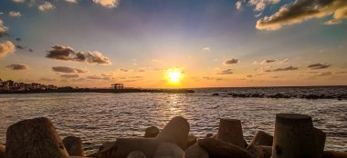 Gökyüzü kıyısı, İskenderiye 'de bulut ve kayalar