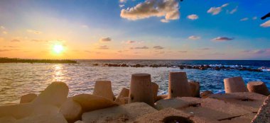 Gökyüzü kıyısı, İskenderiye 'de bulut ve kayalar