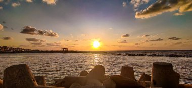 Gökyüzü kıyısı, İskenderiye 'de bulut ve kayalar