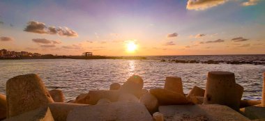 Gökyüzü kıyısı, İskenderiye 'de bulut ve kayalar