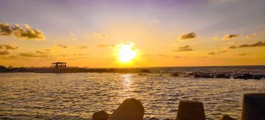 Gökyüzü kıyısı, İskenderiye 'de bulut ve kayalar