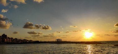 Gökyüzü kıyısı, İskenderiye 'de bulut ve kayalar