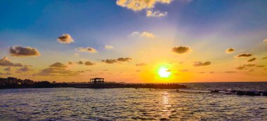 Gökyüzü kıyısı, İskenderiye 'de bulut ve kayalar