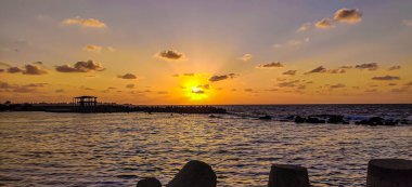 Gökyüzü kıyısı, İskenderiye 'de bulut ve kayalar