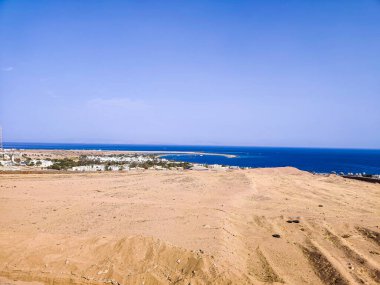 Sina, Mısır 'daki kumları, suları ve kayalarıyla inanılmaz rahatlatıcı deniz manzarası.