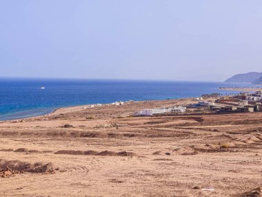 Sina, Mısır 'daki kumları, suları ve kayalarıyla inanılmaz rahatlatıcı deniz manzarası.