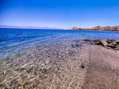 Sina, Mısır 'daki kumları, suları ve kayalarıyla inanılmaz rahatlatıcı deniz manzarası.
