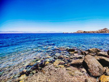 Sina, Mısır 'daki kumları, suları ve kayalarıyla inanılmaz rahatlatıcı deniz manzarası.
