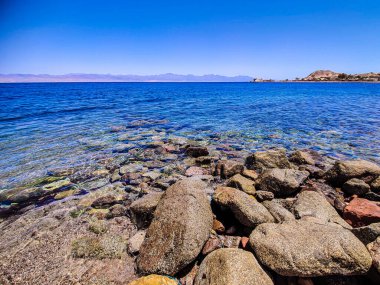 Sina, Mısır 'daki kumları, suları ve kayalarıyla inanılmaz rahatlatıcı deniz manzarası.