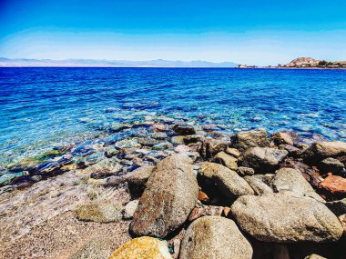 Sina, Mısır 'daki kumları, suları ve kayalarıyla inanılmaz rahatlatıcı deniz manzarası.