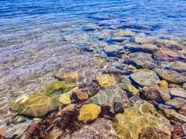 Sina, Mısır 'daki kumları, suları ve kayalarıyla inanılmaz rahatlatıcı deniz manzarası.