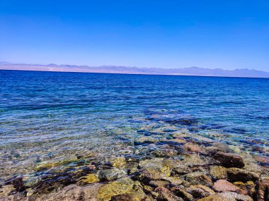 Sina, Mısır 'daki kumları, suları ve kayalarıyla inanılmaz rahatlatıcı deniz manzarası.