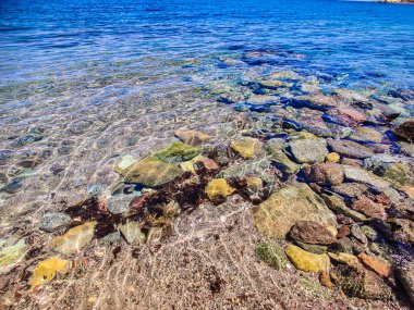 Sina, Mısır 'daki kumları, suları ve kayalarıyla inanılmaz rahatlatıcı deniz manzarası.