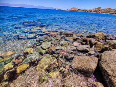Sina, Mısır 'daki kumları, suları ve kayalarıyla inanılmaz rahatlatıcı deniz manzarası.
