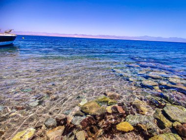 Sina, Mısır 'daki kumları, suları ve kayalarıyla inanılmaz rahatlatıcı deniz manzarası.