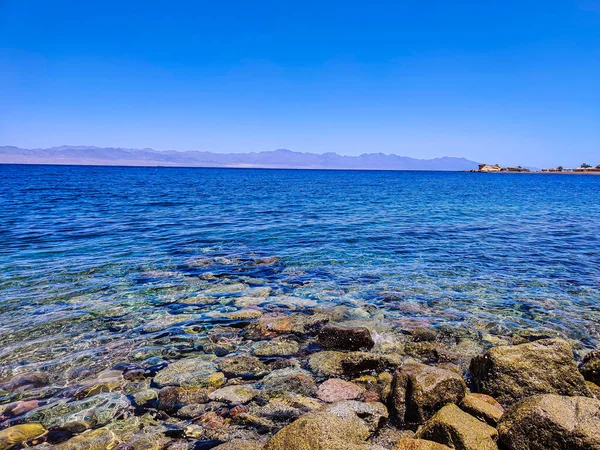 Sina, Mısır 'daki kumları, suları ve kayalarıyla inanılmaz rahatlatıcı deniz manzarası.