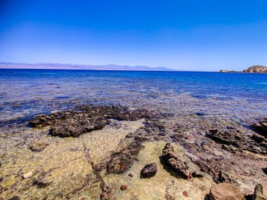Sina, Mısır 'daki kumları, suları ve kayalarıyla inanılmaz rahatlatıcı deniz manzarası.
