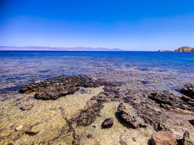 Sina, Mısır 'daki kumları, suları ve kayalarıyla inanılmaz rahatlatıcı deniz manzarası.