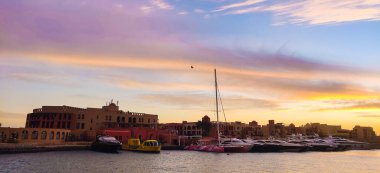 Günbatımında renkli gökyüzü