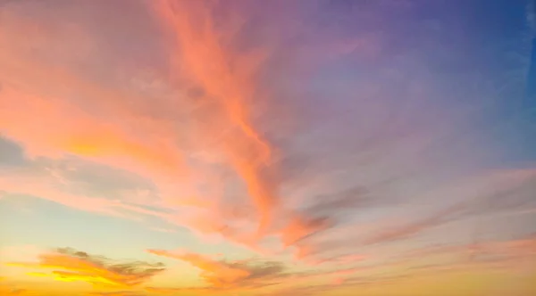 日没時のカラフルな空 ロイヤリティフリーのストック写真