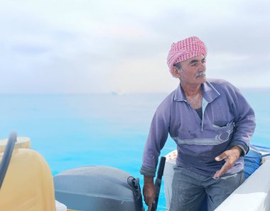 # Denizdeki eski denizci # # Teknesiyle yelken açıyor # # Beyaz bıyıklı, yaşlı bir denizci # # Başında bir Bedevi atkısı var #