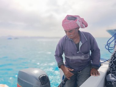 # Denizdeki eski denizci # # Teknesiyle yelken açıyor # # Beyaz bıyıklı, yaşlı bir denizci # # Başında bir Bedevi atkısı var #