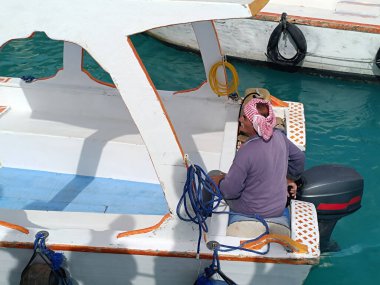 # Denizdeki eski denizci # # Teknesiyle yelken açıyor # # Beyaz bıyıklı, yaşlı bir denizci # # Başında bir Bedevi atkısı var #