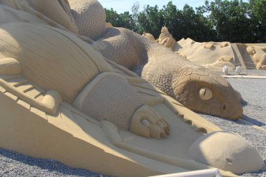 Ünlü tarihi ve antik figürler için kumdan yapılmış heykeller.
