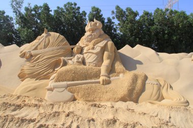 Ünlü tarihi ve antik figürler için kumdan yapılmış heykeller.