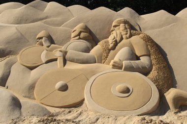 Ünlü tarihi ve antik figürler için kumdan yapılmış heykeller.