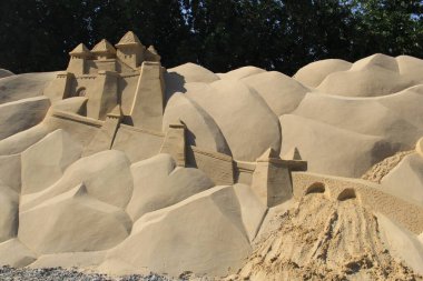 Ünlü tarihi ve antik figürler için kumdan yapılmış heykeller.