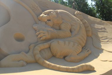 Ünlü tarihi ve antik figürler için kumdan yapılmış heykeller.