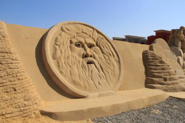 Ünlü tarihi ve antik figürler için kumdan yapılmış heykeller.