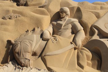 Ünlü tarihi ve antik figürler için kumdan yapılmış heykeller.