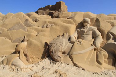 Ünlü tarihi ve antik figürler için kumdan yapılmış heykeller.