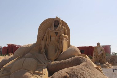 Ünlü tarihi ve antik figürler için kumdan yapılmış heykeller.