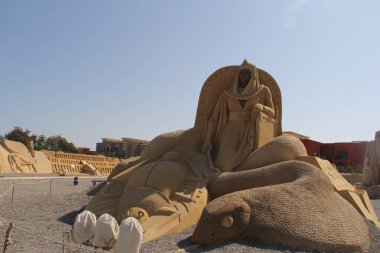 Ünlü tarihi ve antik figürler için kumdan yapılmış heykeller.