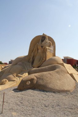 Ünlü tarihi ve antik figürler için kumdan yapılmış heykeller.