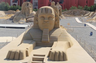 Ünlü tarihi ve antik figürler için kumdan yapılmış heykeller.