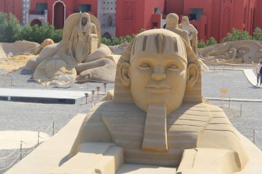 Ünlü tarihi ve antik figürler için kumdan yapılmış heykeller.
