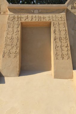 Ünlü tarihi ve antik figürler için kumdan yapılmış heykeller.