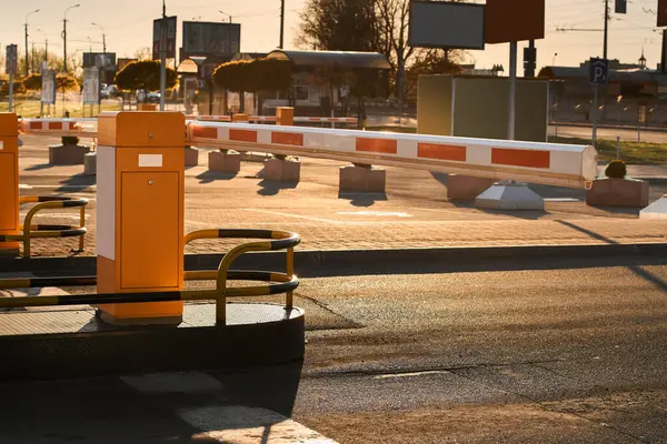 Süpermarket otoparkı için otomatik bariyer kapıları. Patlama engelleri ve kontrol biletleri olan bir araç girişi. Alışveriş merkezine otopark girişi için güvenlik sistemi