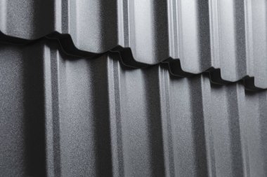 Yakın çekim modüler fayans efekti çatı paneli. Hafif galvanize çelik çatı levhası. Geleneksel metal kiremitler. Popüler profilli metalik külotlu kil ya da beton levha taklit