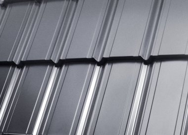 Yakın çekim modüler fayans efekti çatı paneli. Hafif galvanize çelik çatı levhası. Geleneksel metal kiremitler. Popüler profilli metalik külotlu kil ya da beton levha taklit