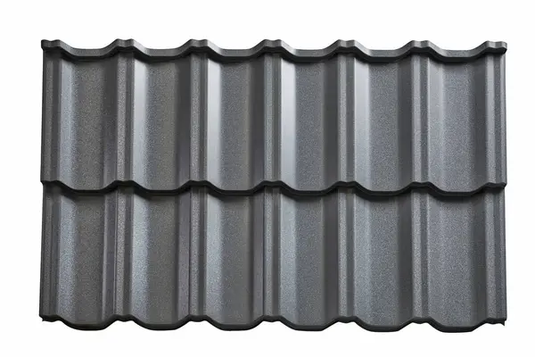 Modüler fayans etkisi çatı paneli. Beyaz arka planda izole edilmiş hafif galvanize çelik çatı levhası. Geleneksel metal kiremitler. Popüler profilli metalik külotlu kil ya da beton levha taklit