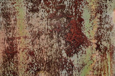 Detaylı paslanmış grunge metal dokusu. Koyu, kahverengi ve turuncu renklerden oluşan paslı bir zemin. Pas desenleri, yaşlanmış demir, çizikler, yıpranmış, yıpranmış bölgeler, çürüme, aşınma detayları.