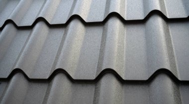 Yakın çekim modüler fayans efekti çatı paneli. Hafif galvanize çelik çatı levhası. Geleneksel metal kiremitler. Popüler profilli metalik külotlu kil ya da beton levha taklit