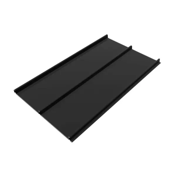 Dikişleri ve bağlayıcıları olan siyah retro çatı paneli. Beyaz arka planda izole edilmiş kaburgaları olan modern galvanize çelik çatı levhası. İade eklemli klasik stil siyah metal panel. Falz çatısı.
